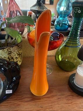 Stunning vintage L.E. Smith Bittersweet Orange Swung Vase 14” GLOWS
